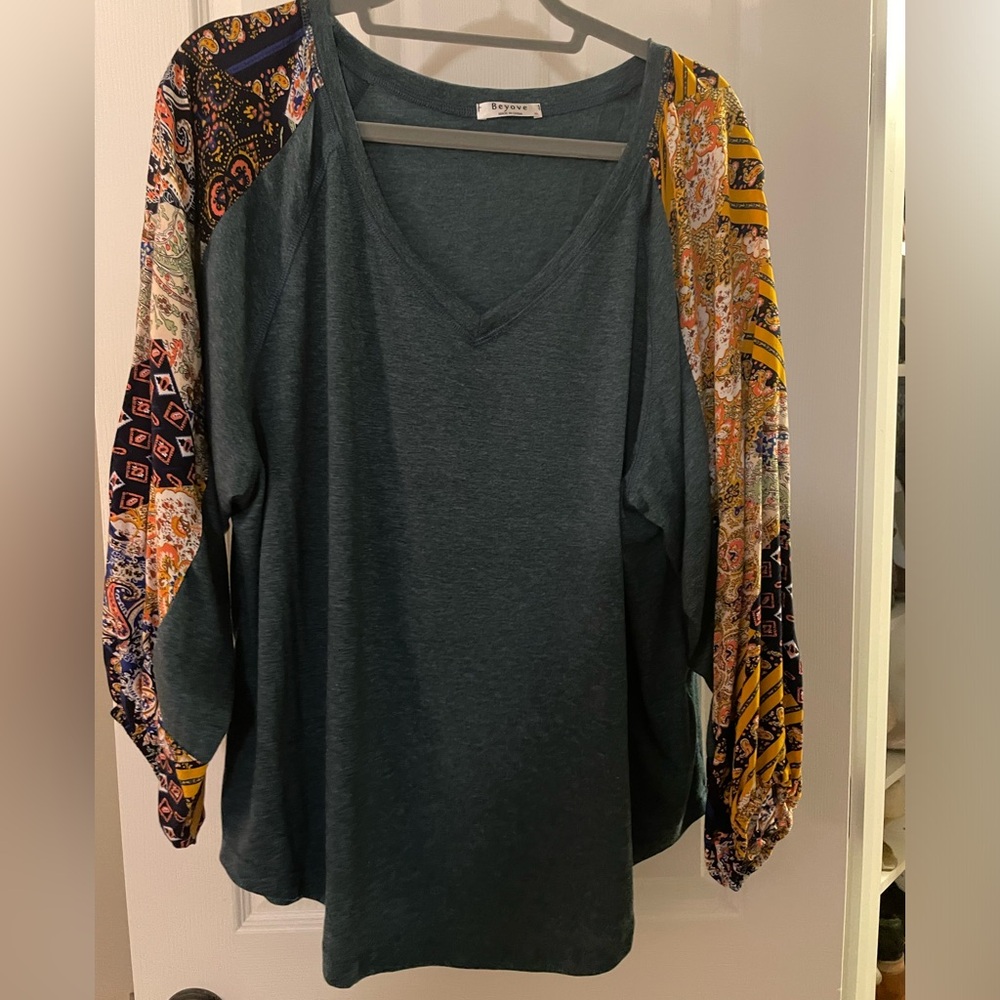 Fun v-neck top with patterned sleeves